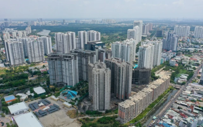 Cảnh trái ngang giữa chung cư và đất nền